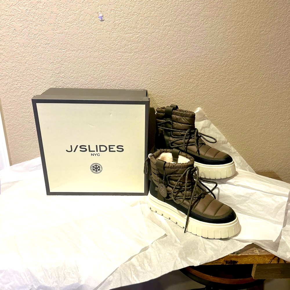 J/Slides NYC green  and Cream Boots